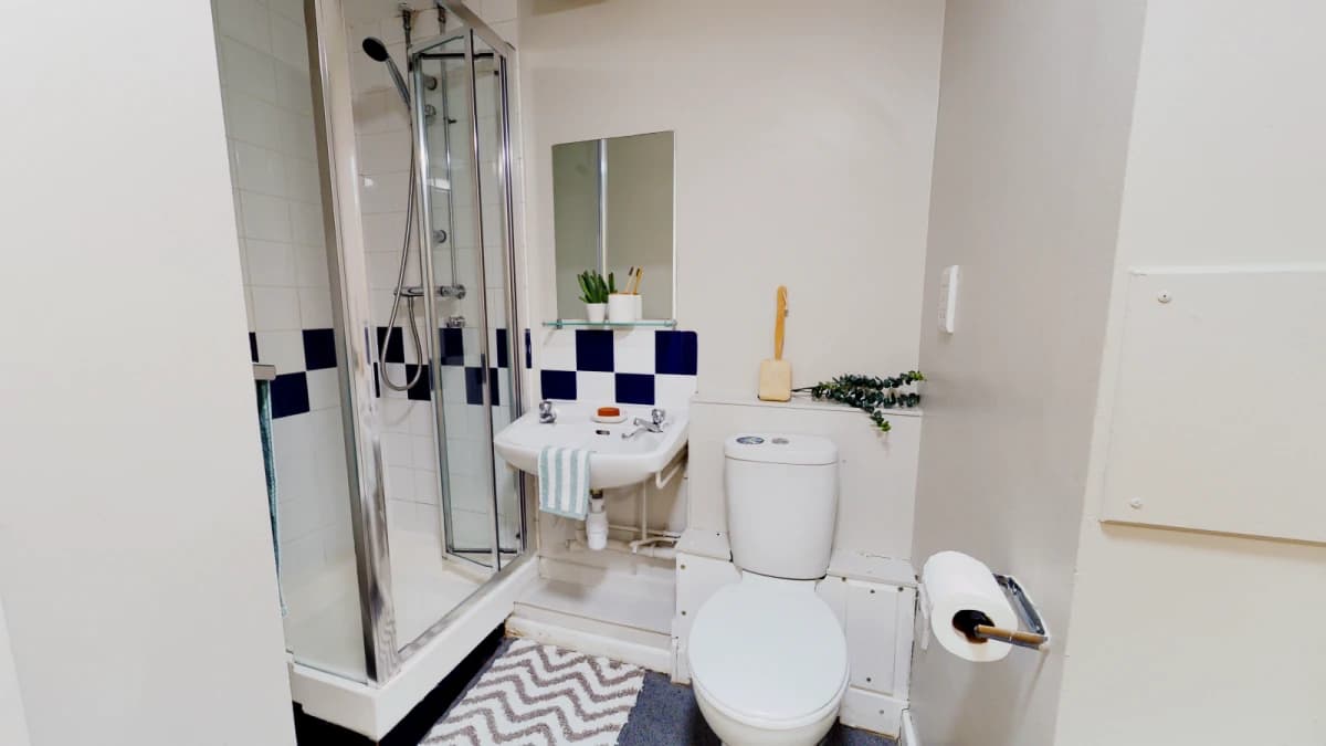 iQ Grosvenor House image 4