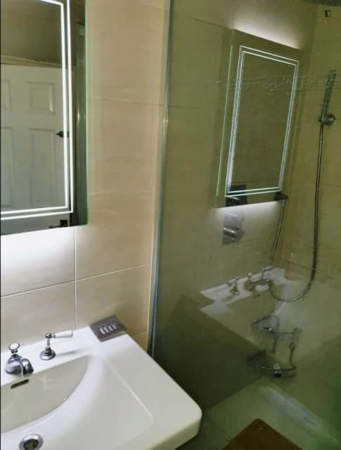Comfy double bedroom in Harrow - Bedroom 1 image 5