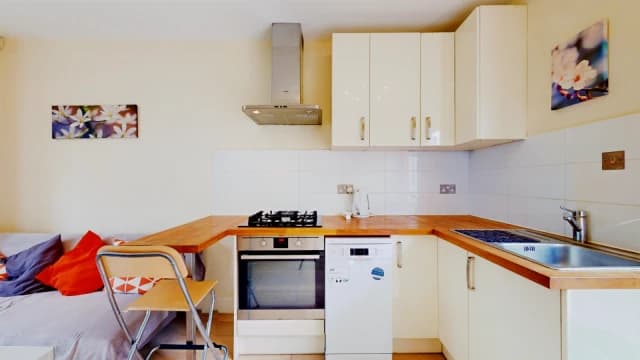 2 Bed 2 Bath, Flat 1, 27