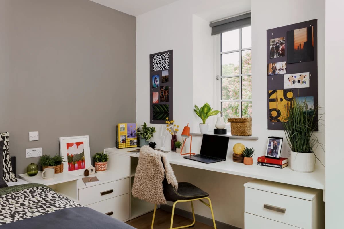 PARTLY ACCESSIBLE STUDIO