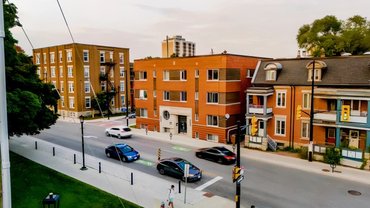 425 Elgin image 3