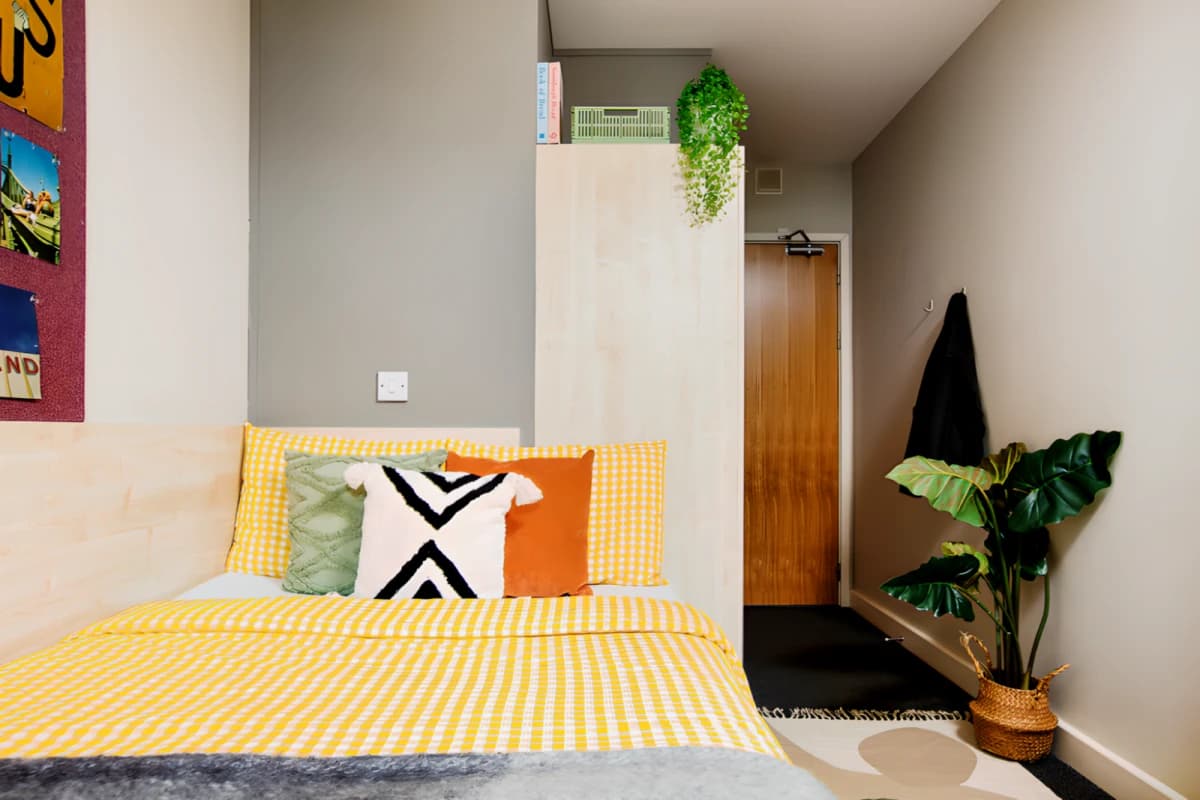 Raglan House image