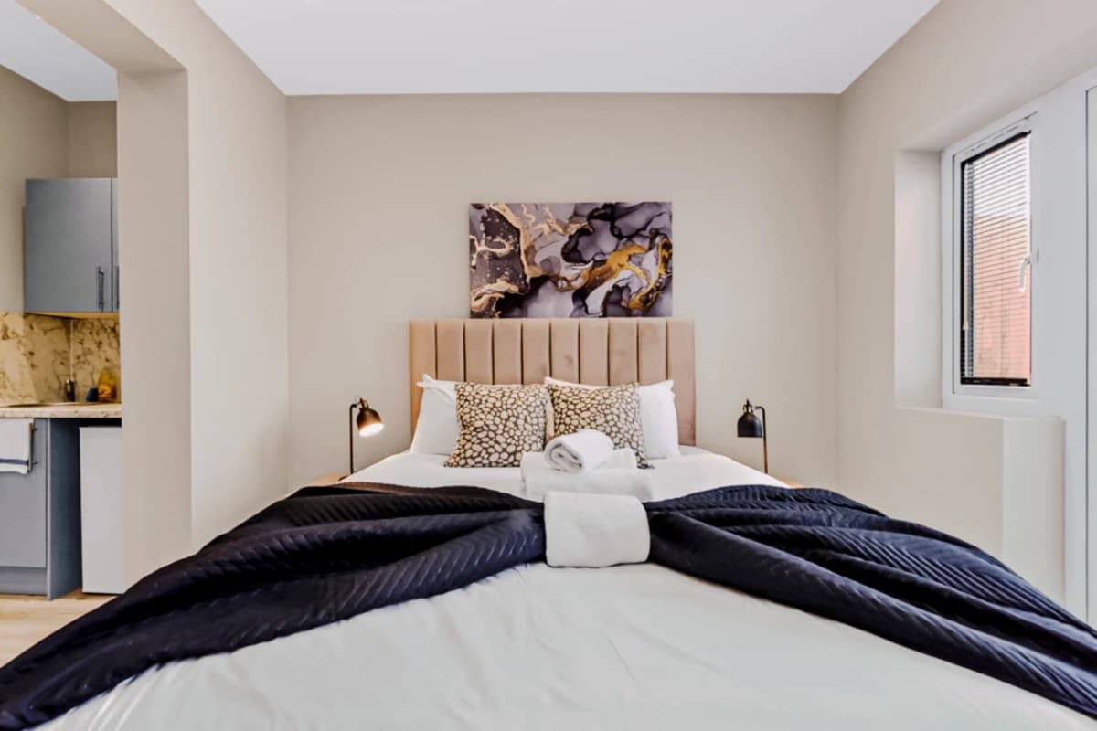 The Hub Studio – Solo Comfort, Shared Style