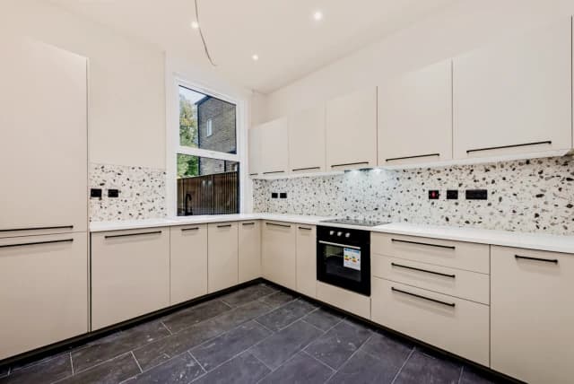 Beautifully Designed Studio with Full Kitchen