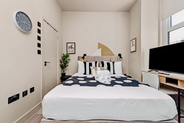 Beautifully Designed Studio with Full Kitchen
