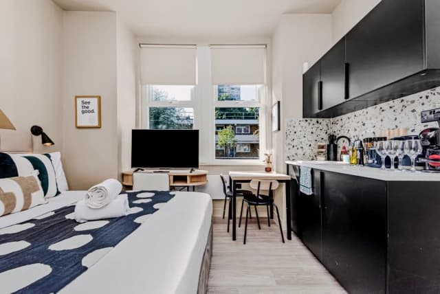Beautifully Designed Studio with Full Kitchen