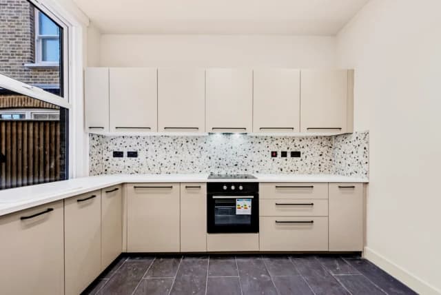 Beautifully Designed Studio with Full Kitchen