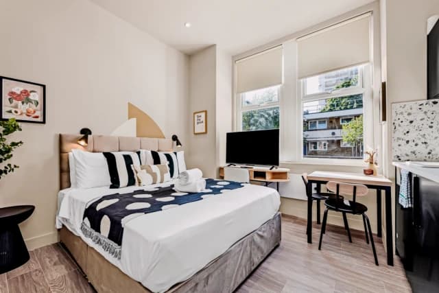Beautifully Designed Studio with Full Kitchen
