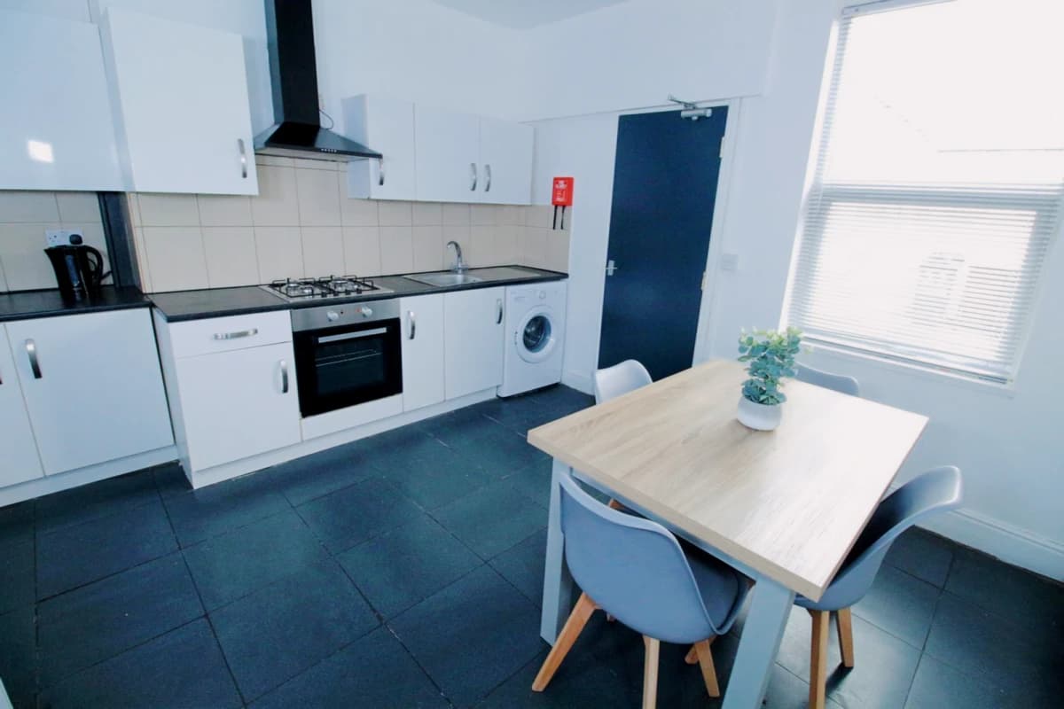 5 Bed 1 Bath
