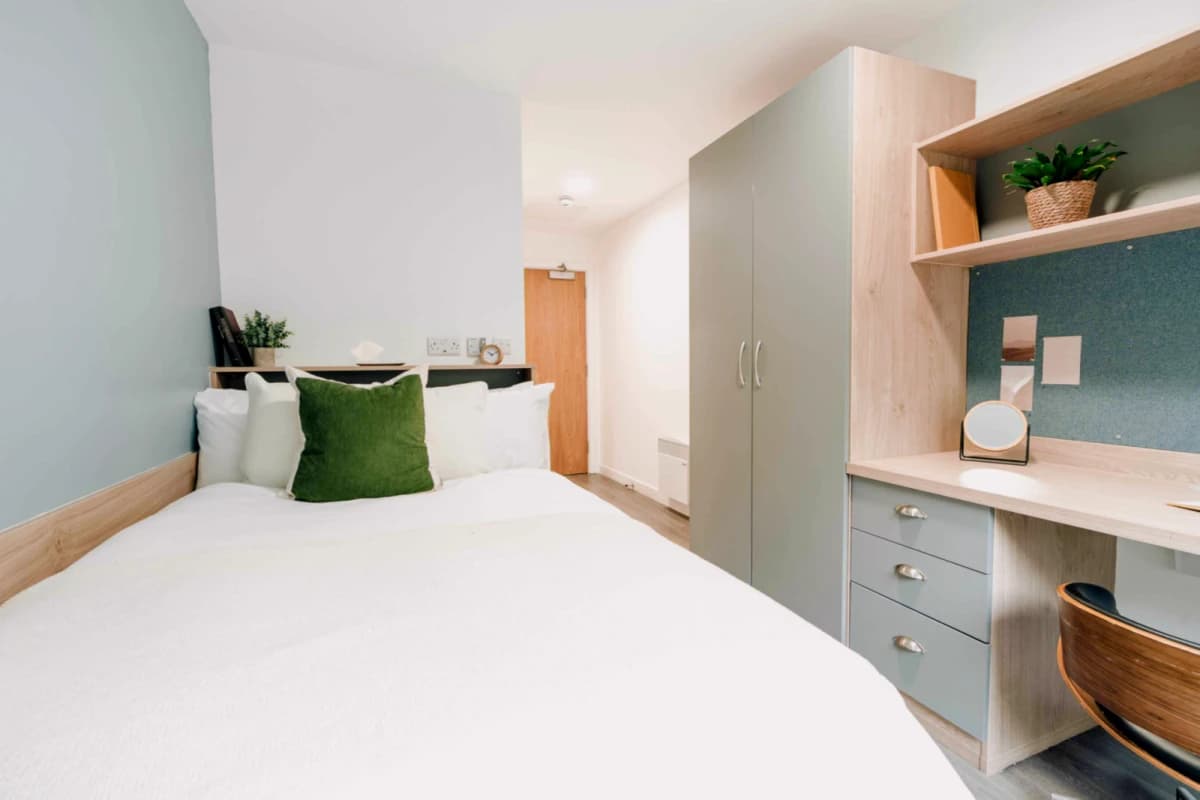 Bronze En Suite