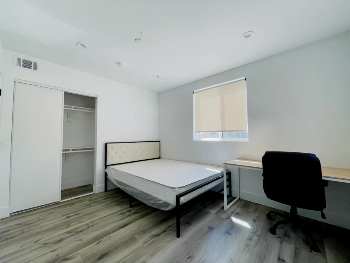 1186 W 37th Pl image
