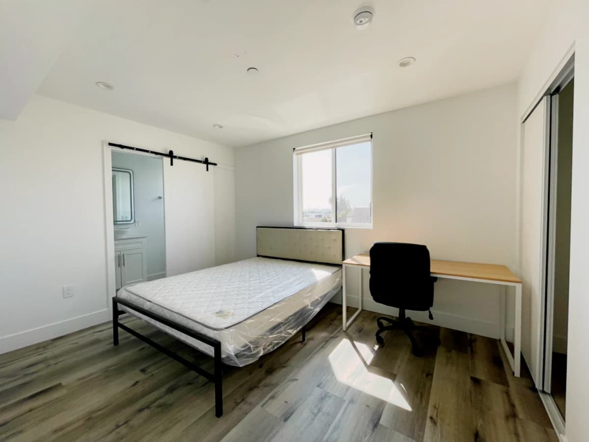 1186 W 37th Pl image