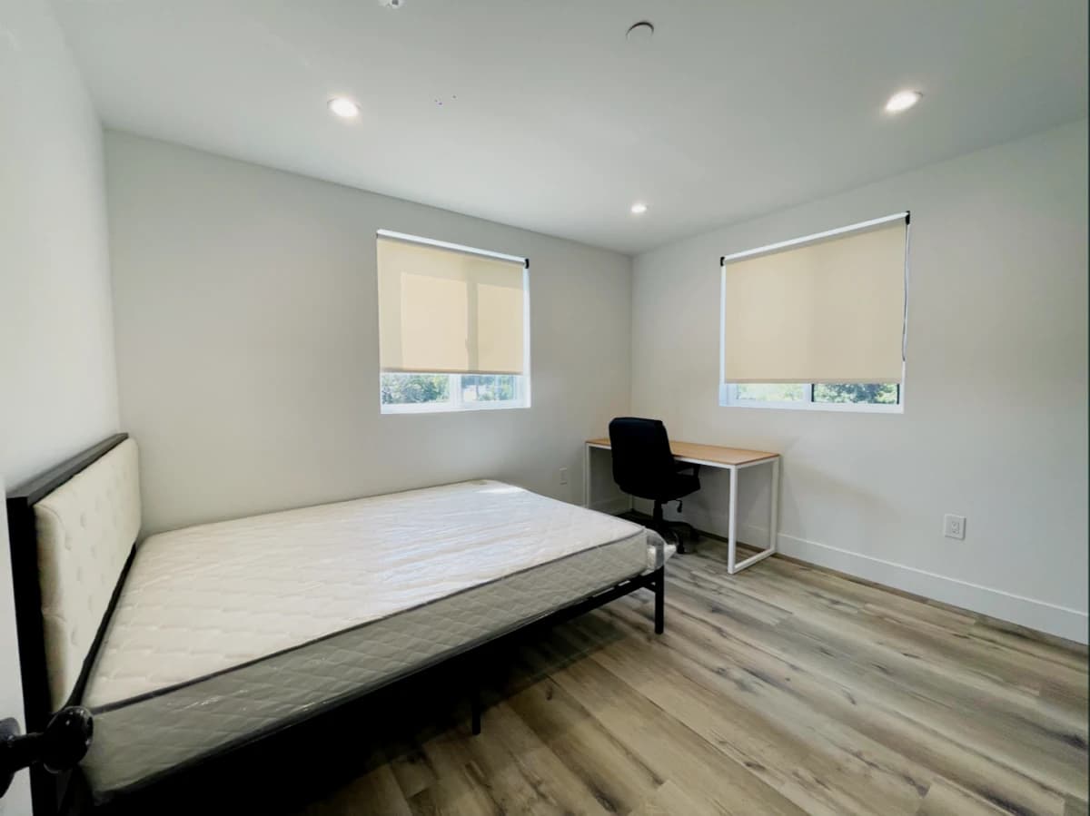 1186 W 37th Pl image