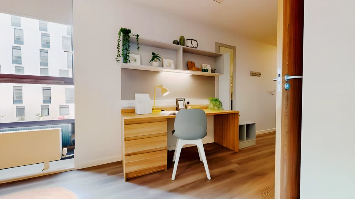 iQ Sterling Court image