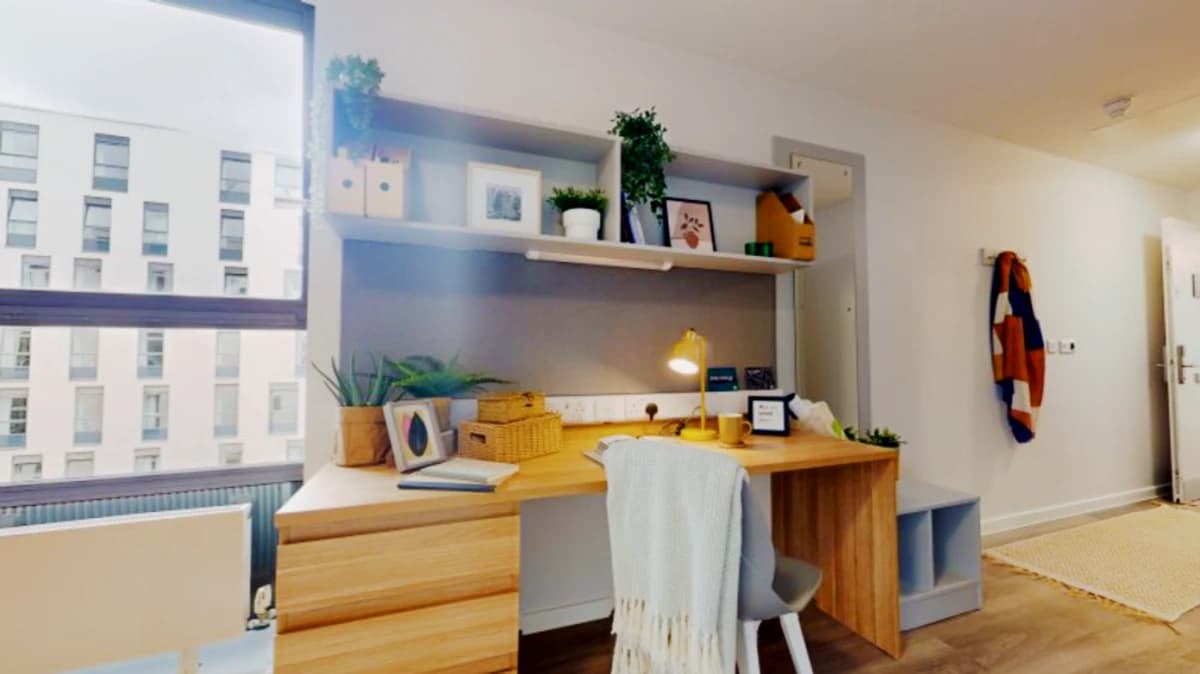 iQ Sterling Court image