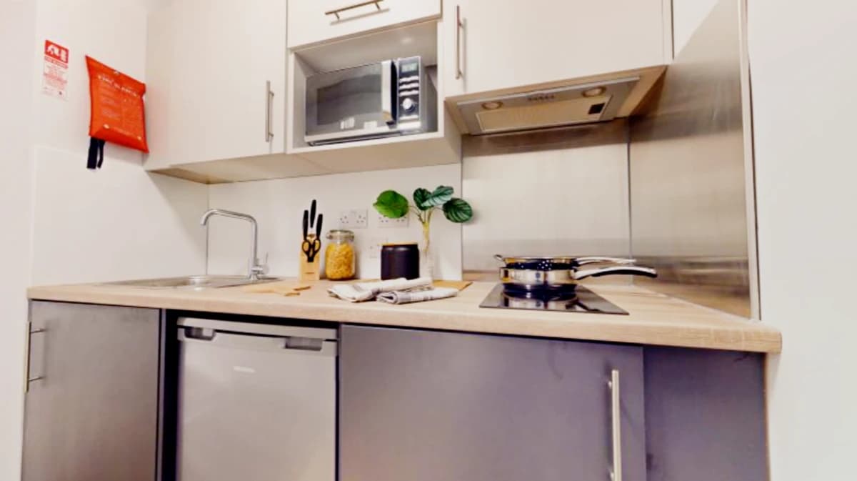 iQ Sterling Court image 2