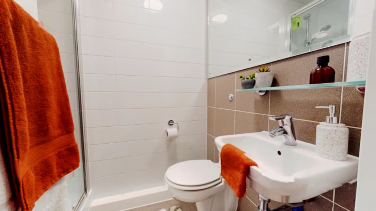 iQ Sterling Court image