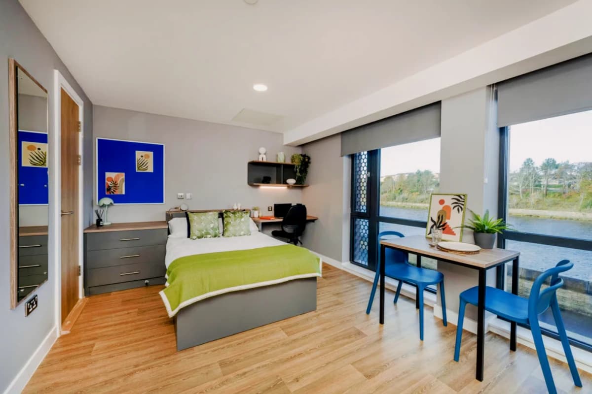 Premium Riverview Studio