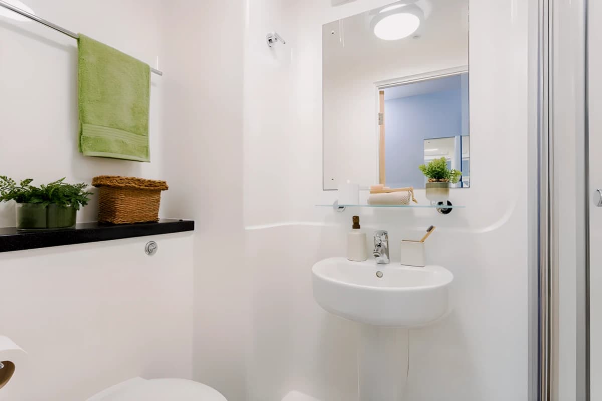 NON ENSUITE: TWO BED FLAT