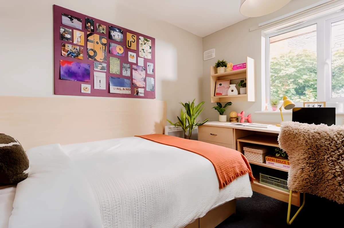 Extra Large Ensuite: Two Bed Flat