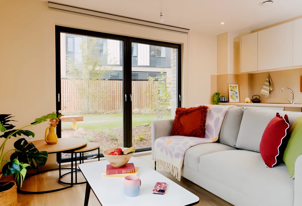 NON ENSUITE: THREE BED FLAT