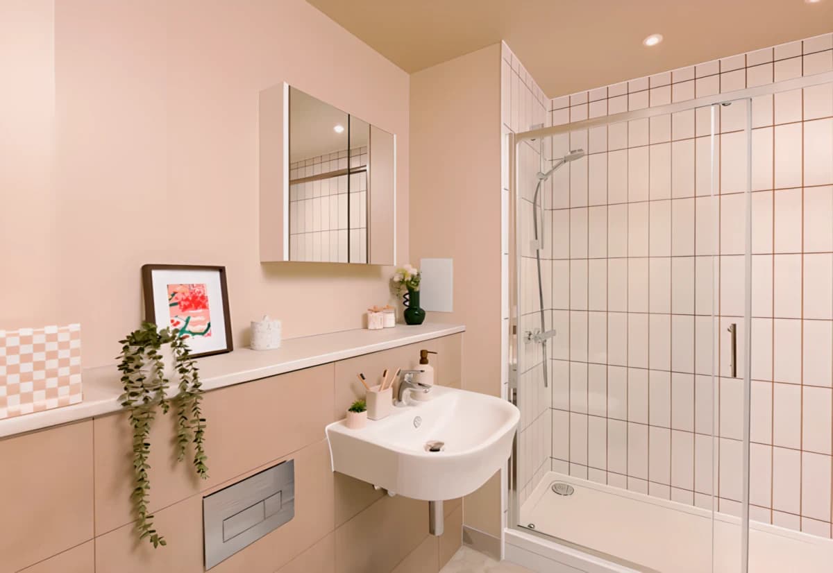 NON ENSUITE: THREE BED FLAT