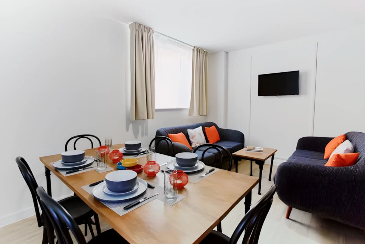 Mannequin House image