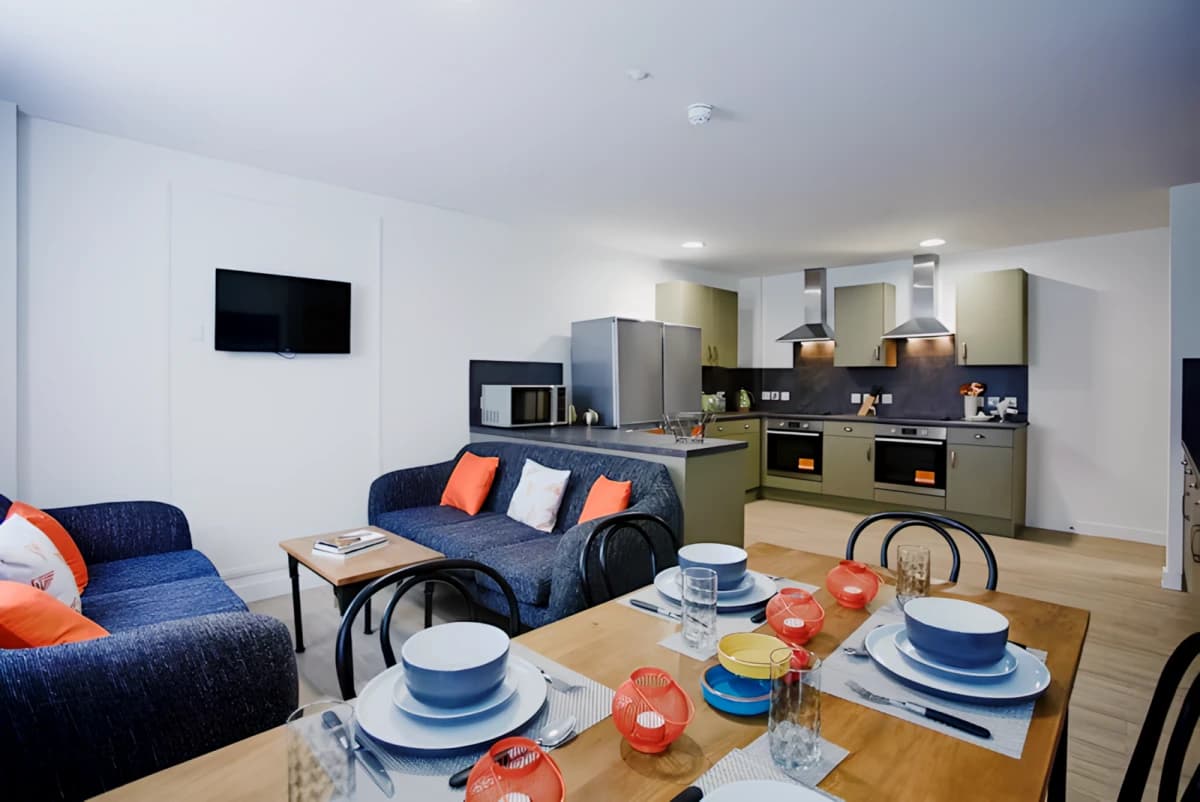 Mannequin House image