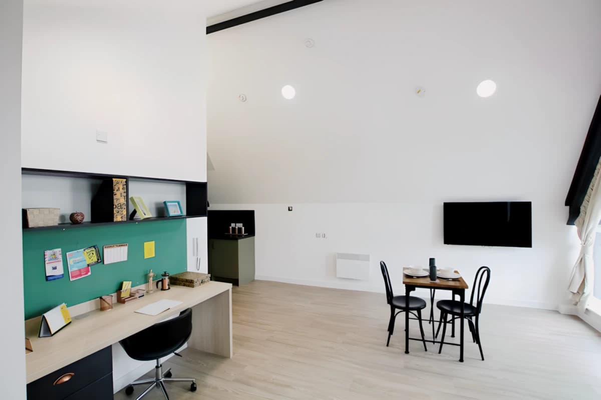 Mannequin House image