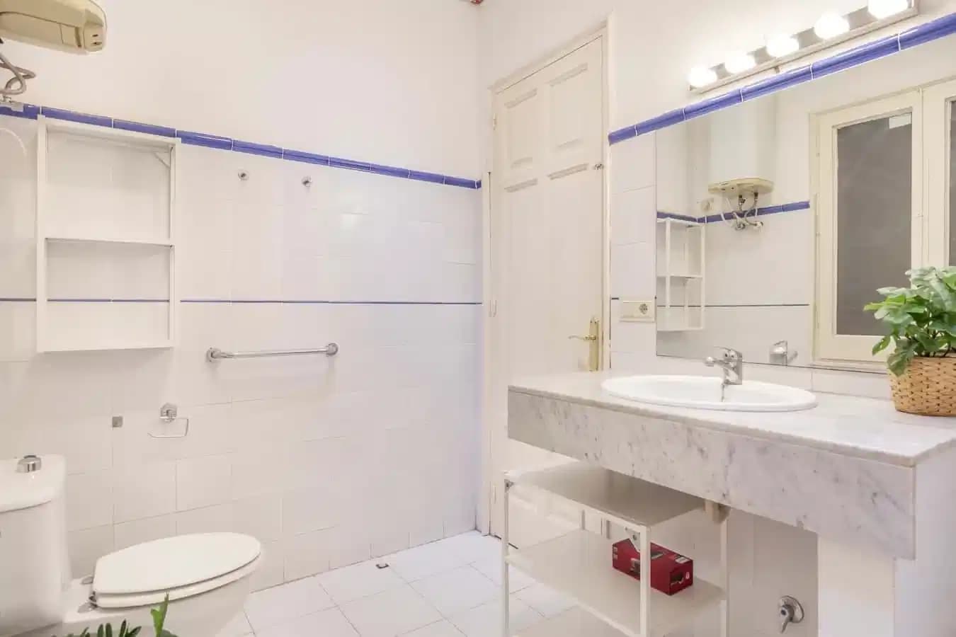 #96238 : Room in a 4 Bedroom and 1 Bathroom  (Via Laietana) - Bathroom