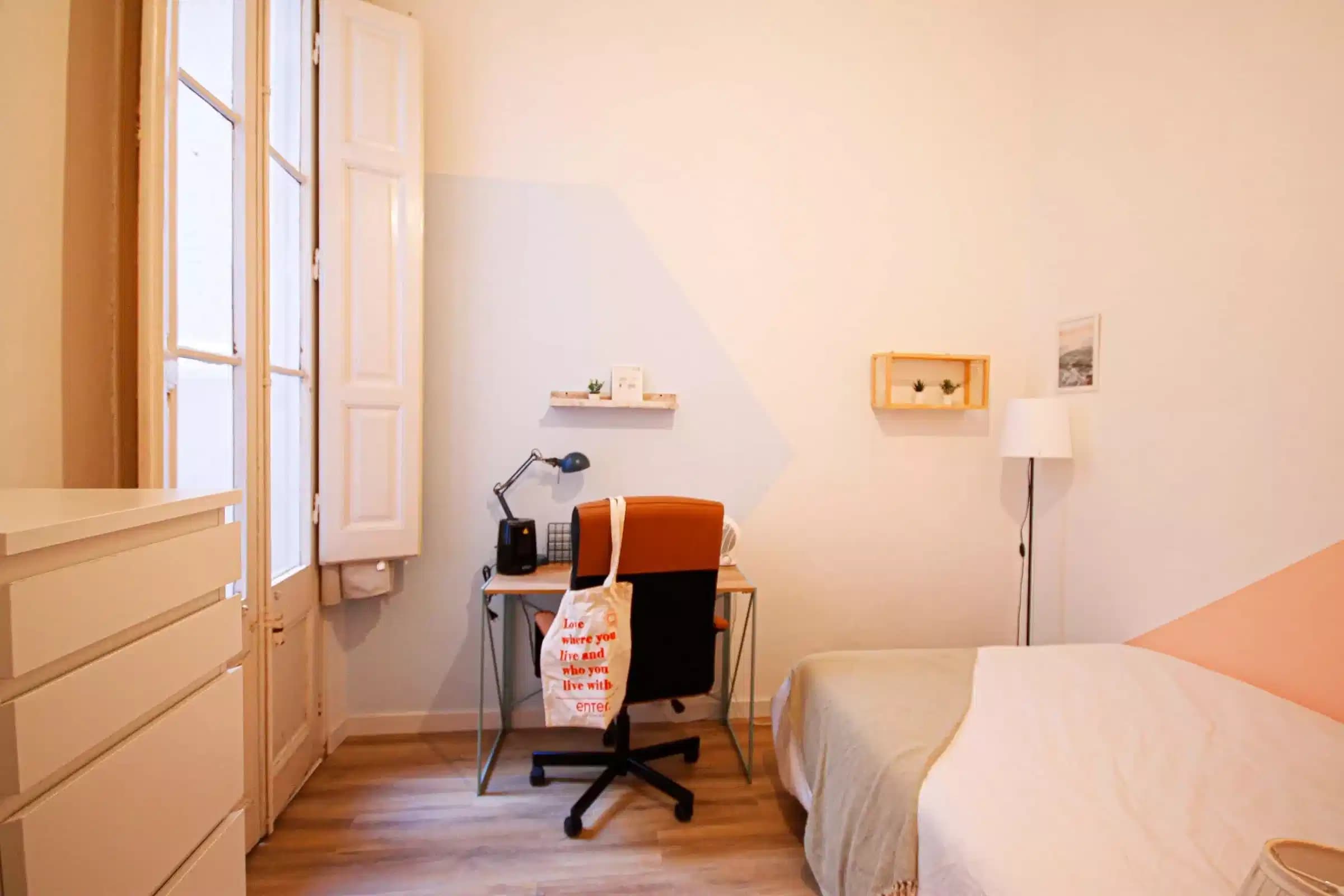 #128769: Room in a 6 Bedroom 1 Bathroom (Carrer D'Aragó) - Bedroom