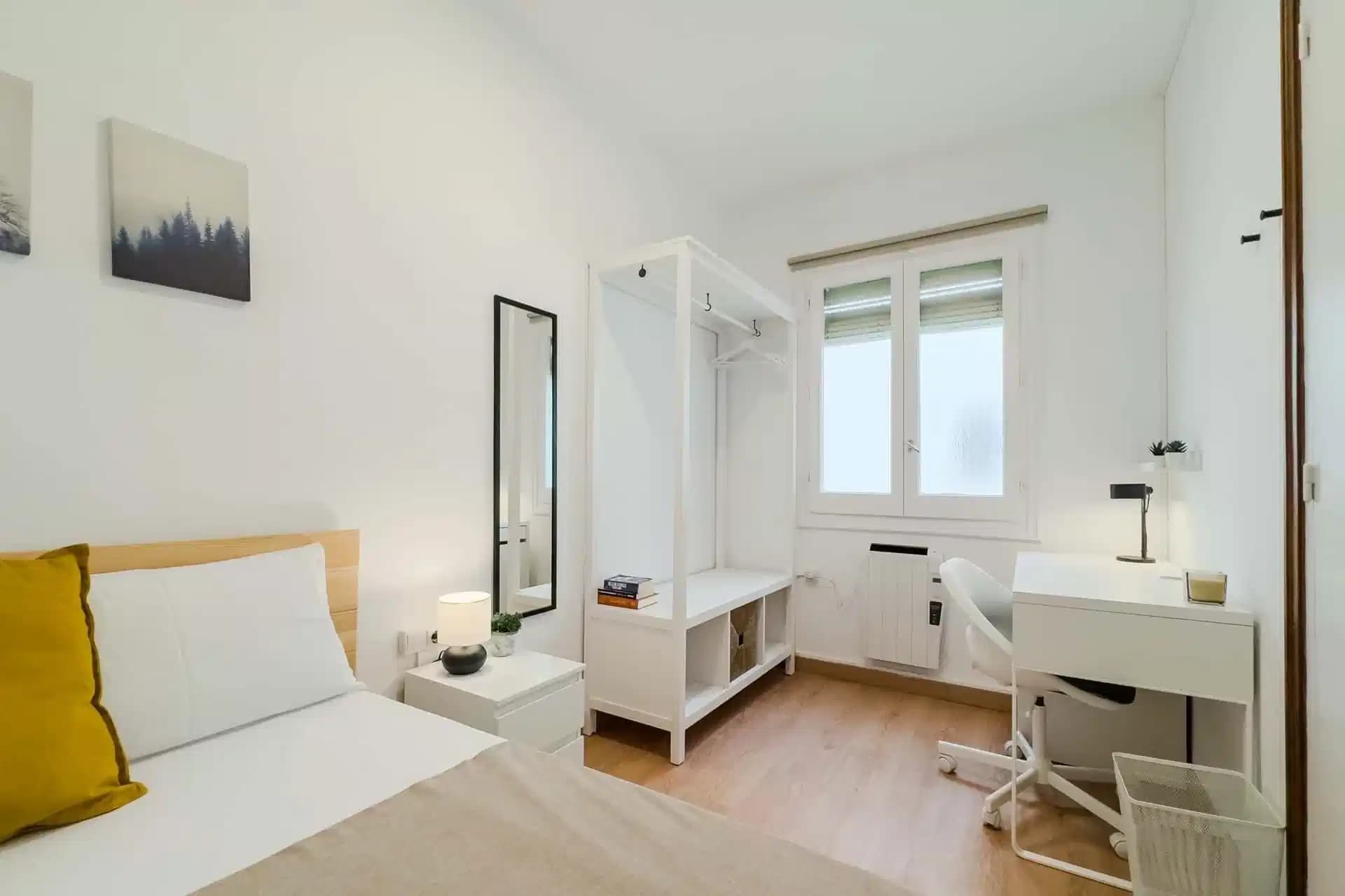 #154522: Room in a 7 Bedroom 3 Bathroom (Carrer Del Rosselló) - Bedroom