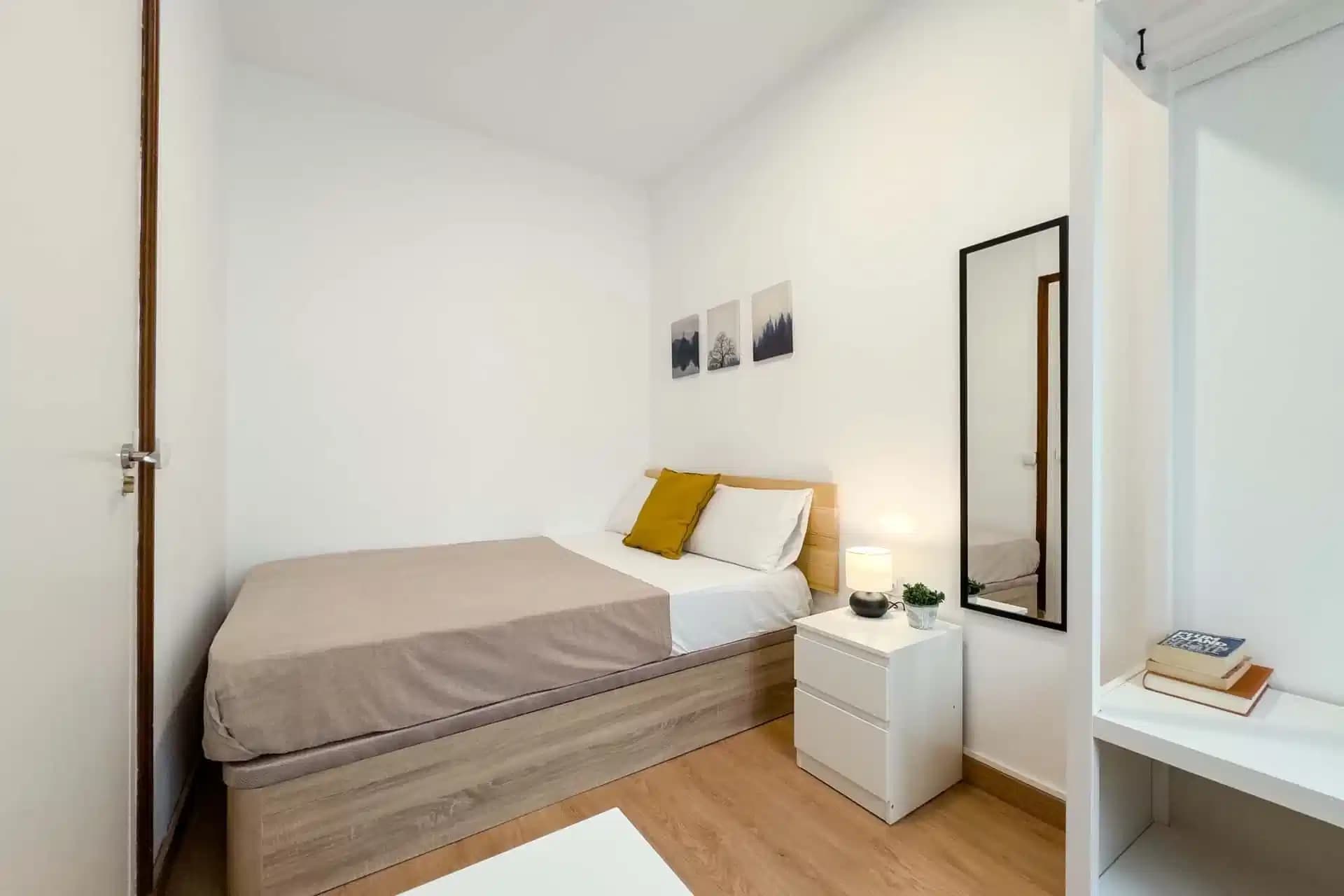#154522: Room in a 7 Bedroom 3 Bathroom (Carrer Del Rosselló) - Bedroom
