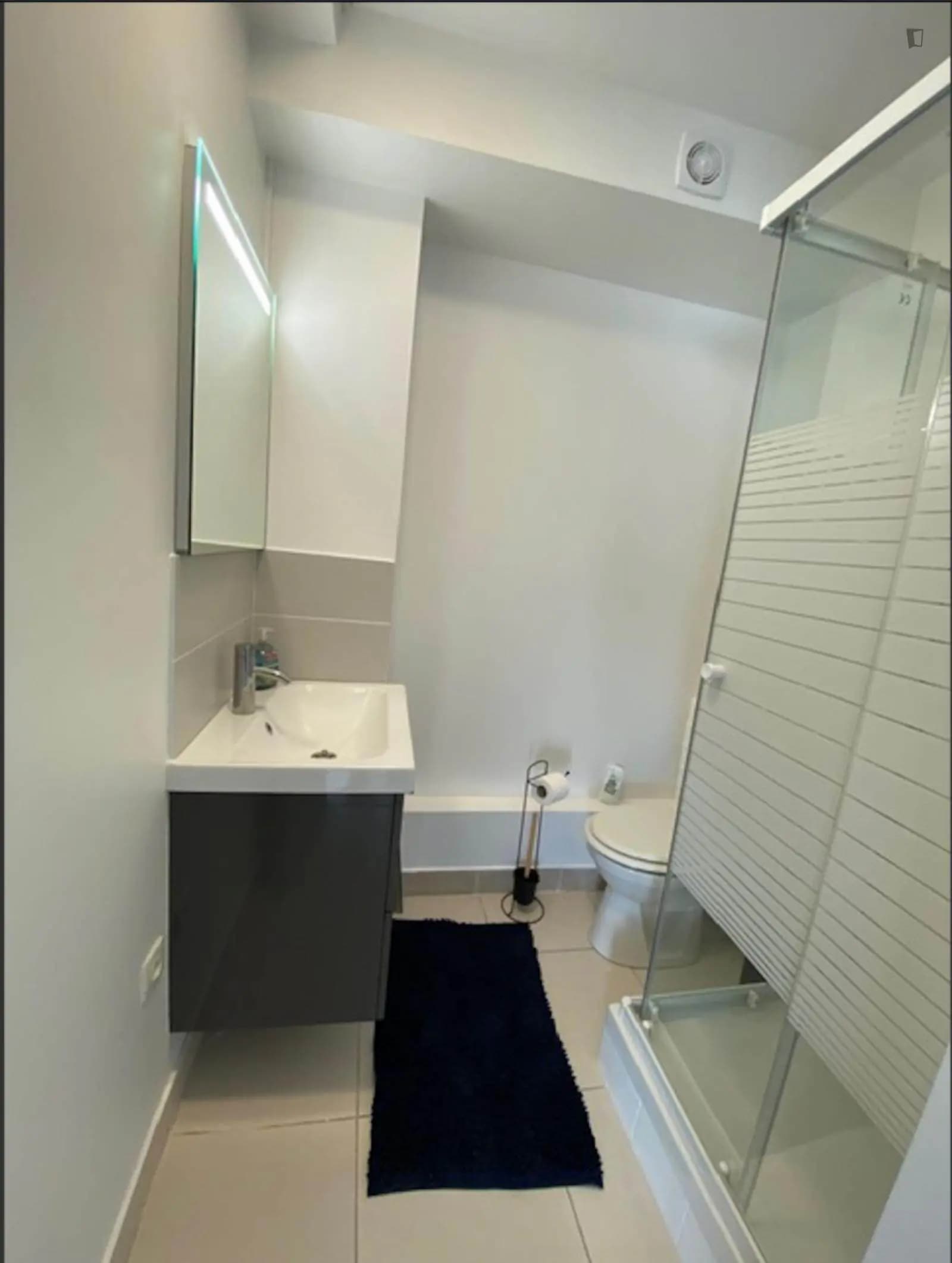 Spacious double bedroom in Rosny-sous-Bois