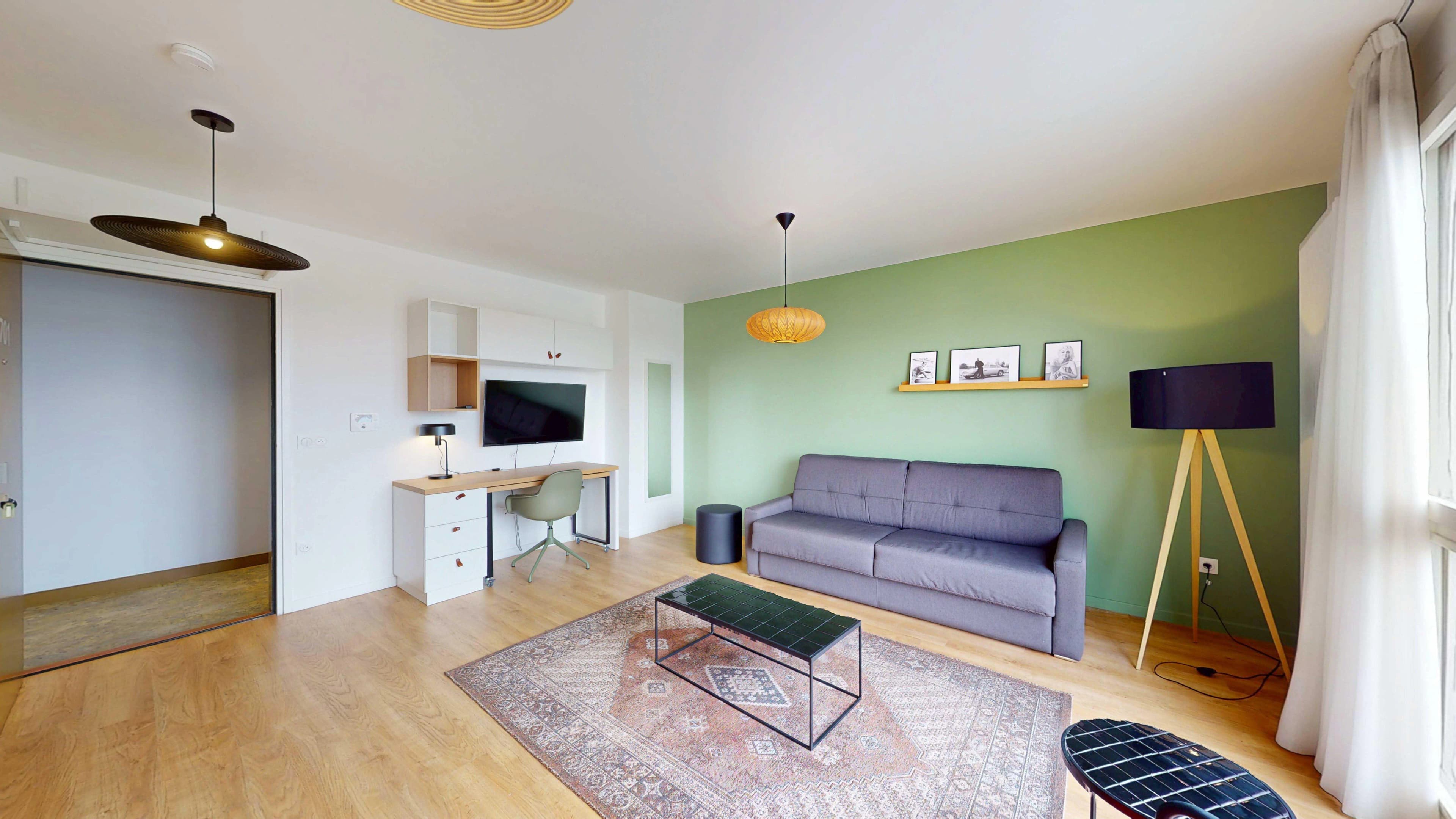 studio near rue Lénine