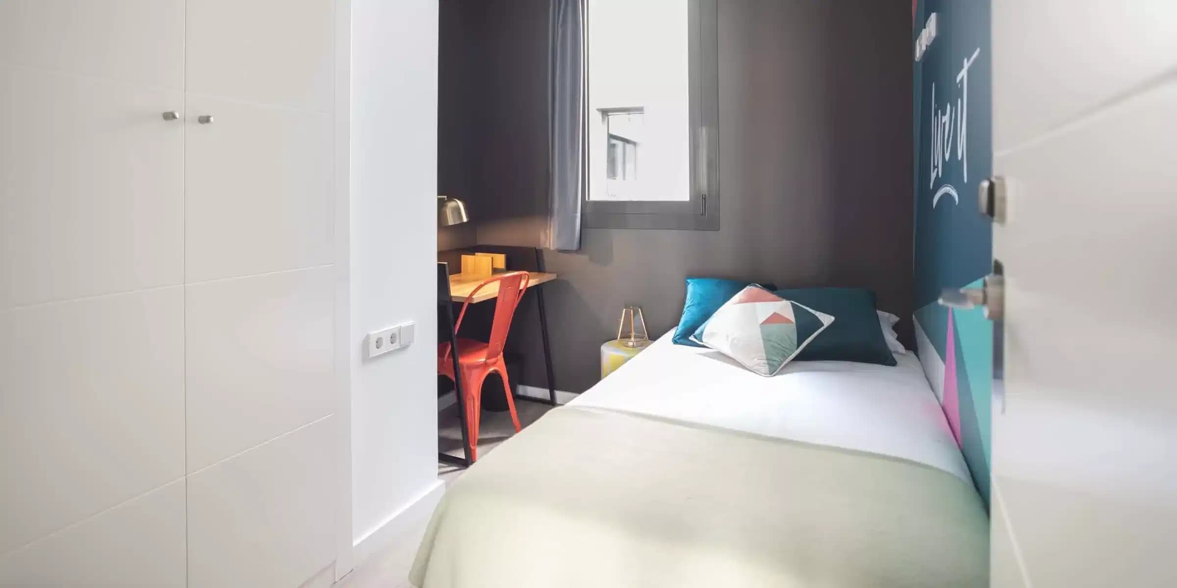 #84974: Room in a 4 Bedroom 1 Bathroom (Carrer De La Unió) - Bedroom