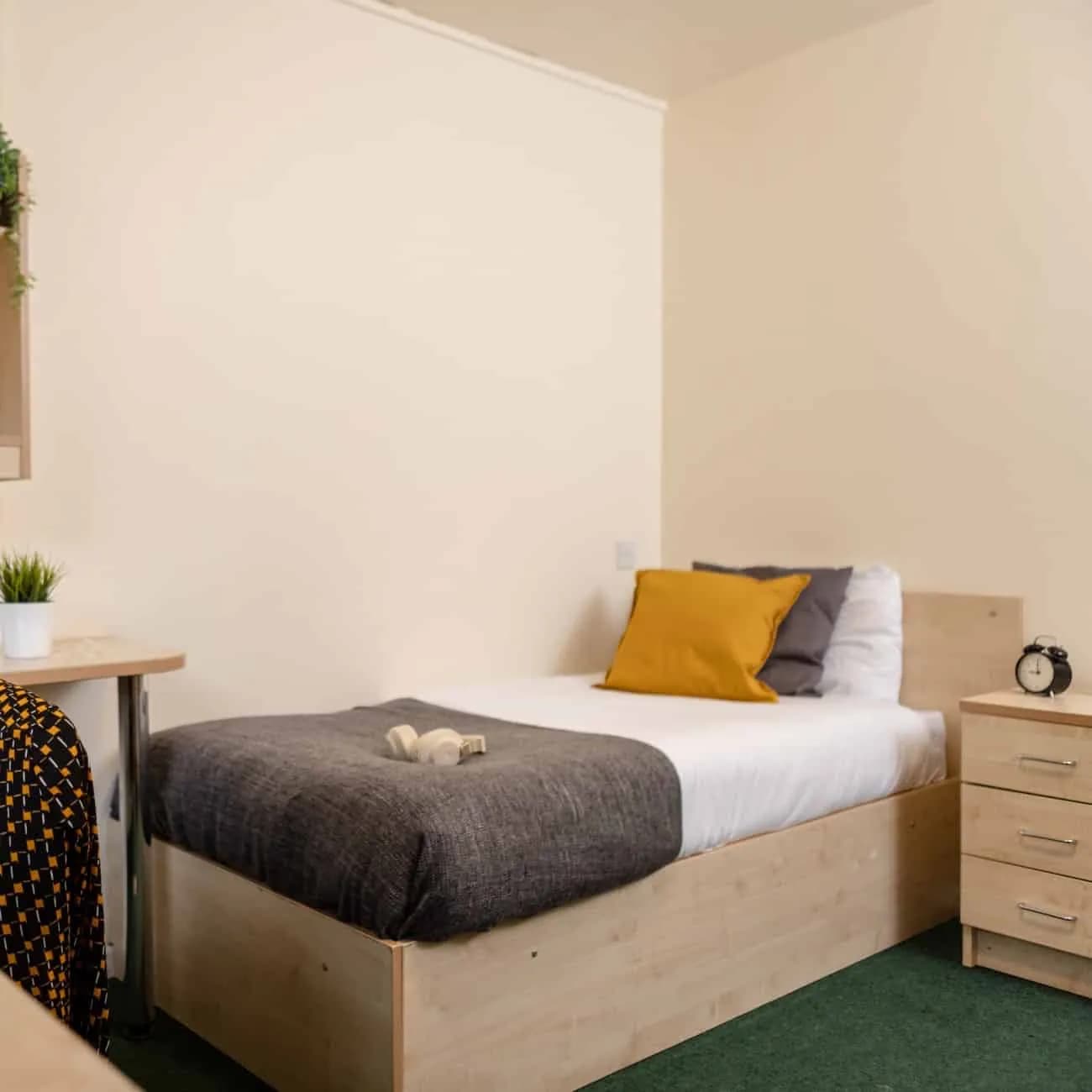 Standard (Shared Bathroom) - Bedroom