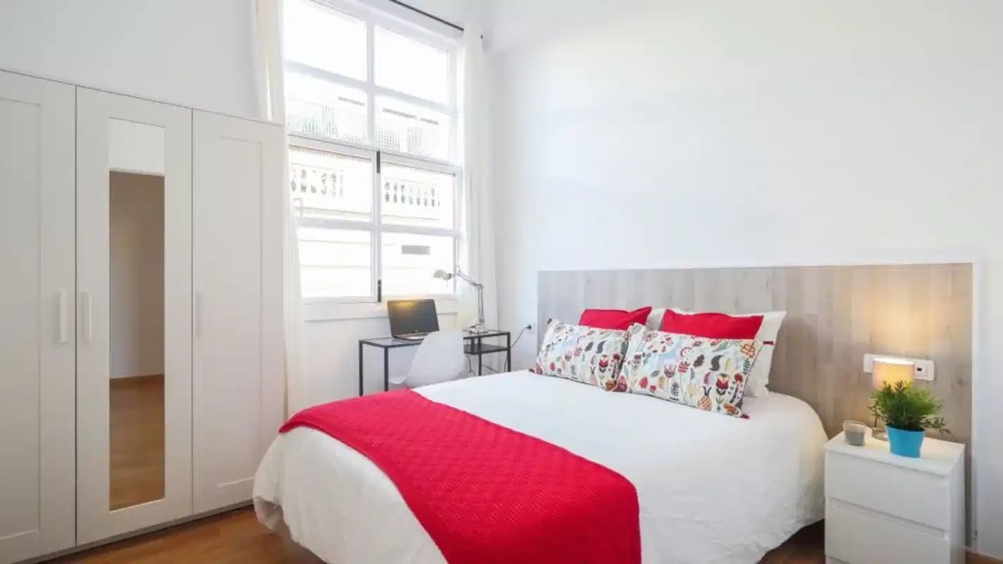 #13292: Room in a 6 Bed 6 Bath (Carrer De Bonavista) - Bedroom