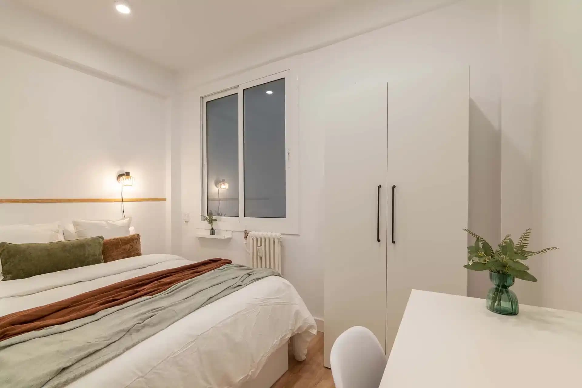 #157459: Room in 7 Bedroom 2 Bathroom (Carrer De Balmes) - Bedroom