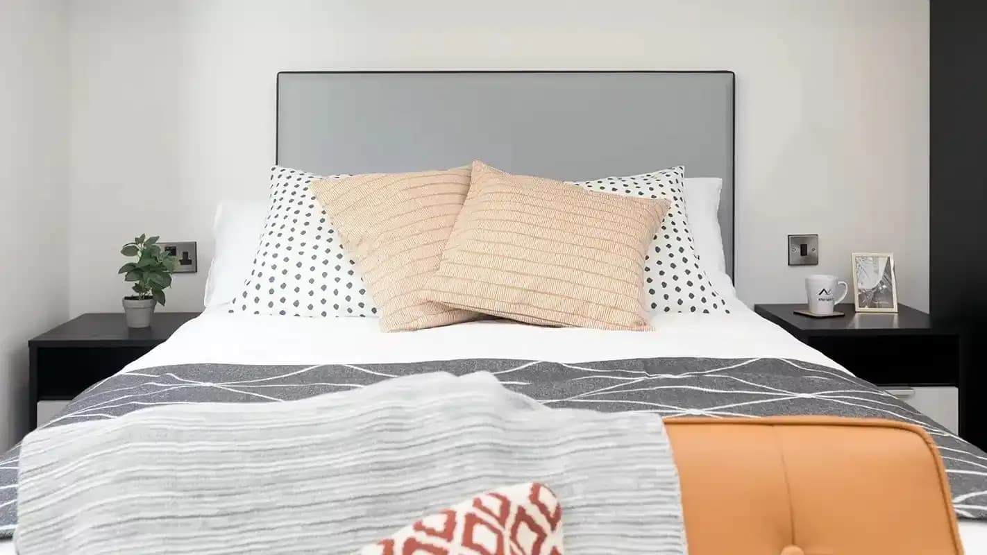 Large Studio Apartment - Bedroom