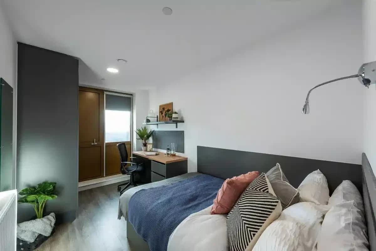 6 Bed Ensuite - Bedroom