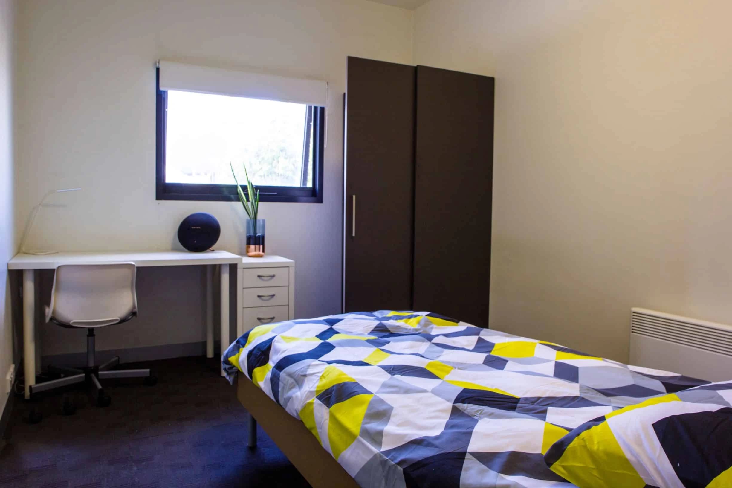 Single Room With Ensuite - Bedroom