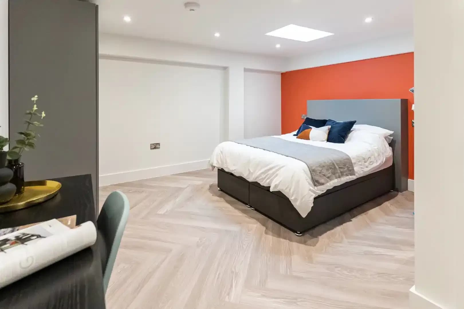Extra-large 1-Bedroom Apartment - Bedroom