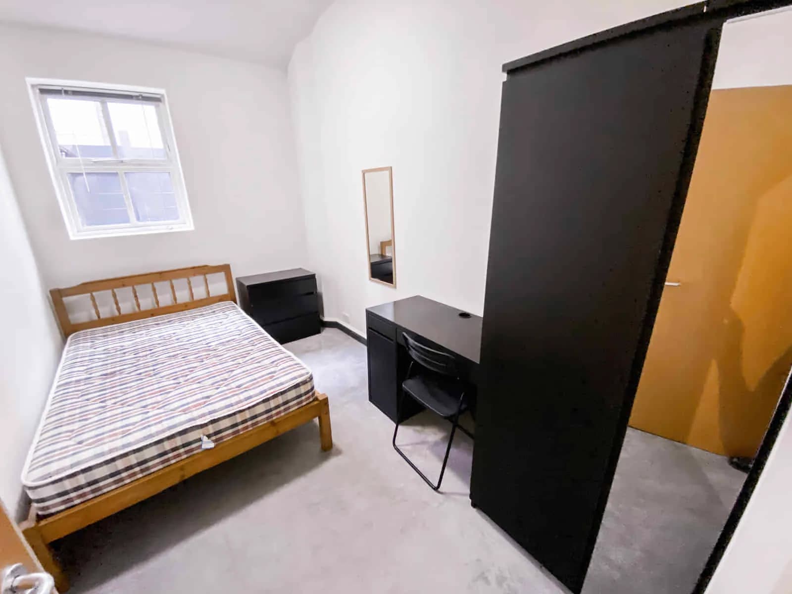 8 Bedroom Apartment - Bedroom