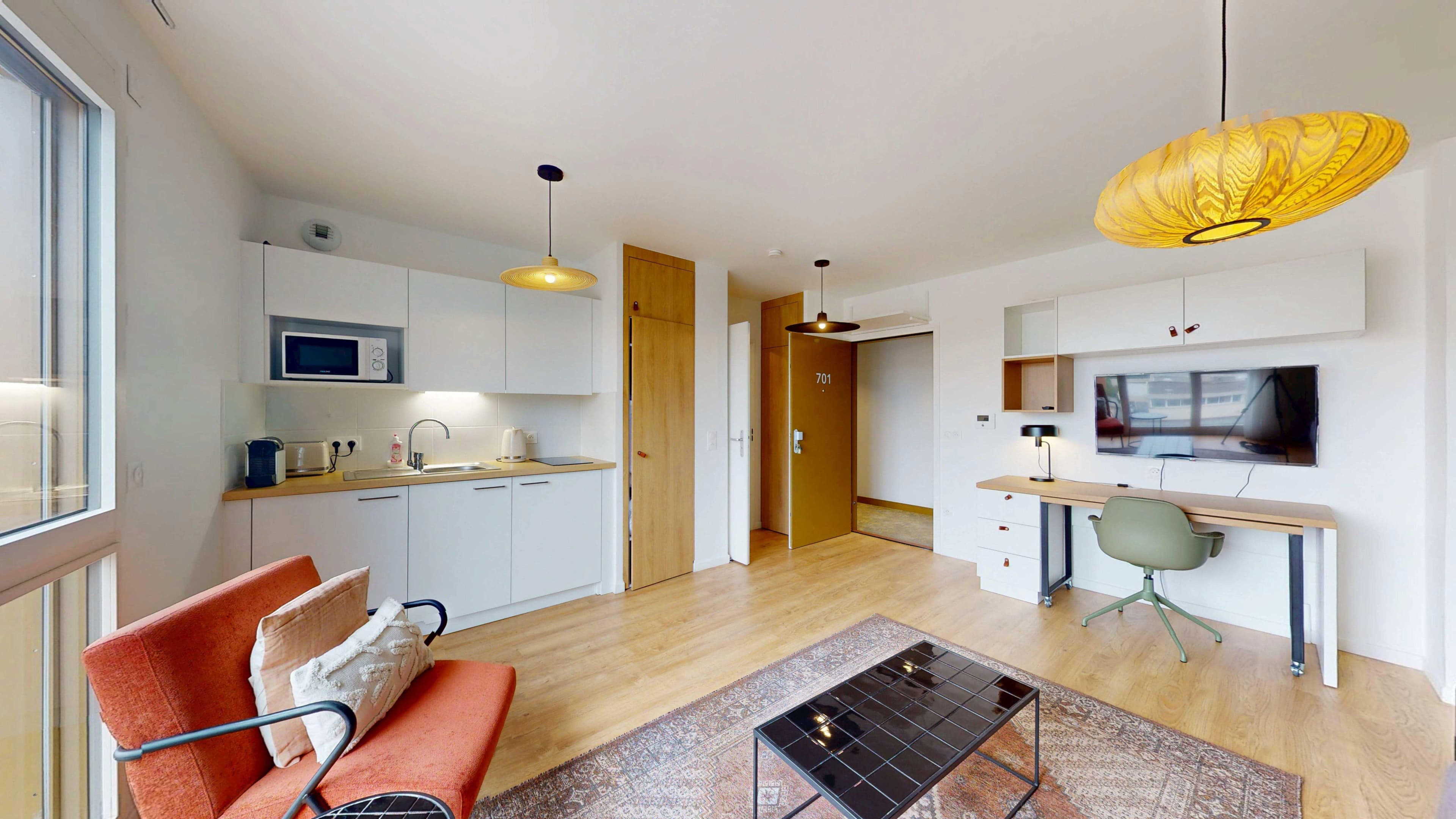 studio near rue Lénine