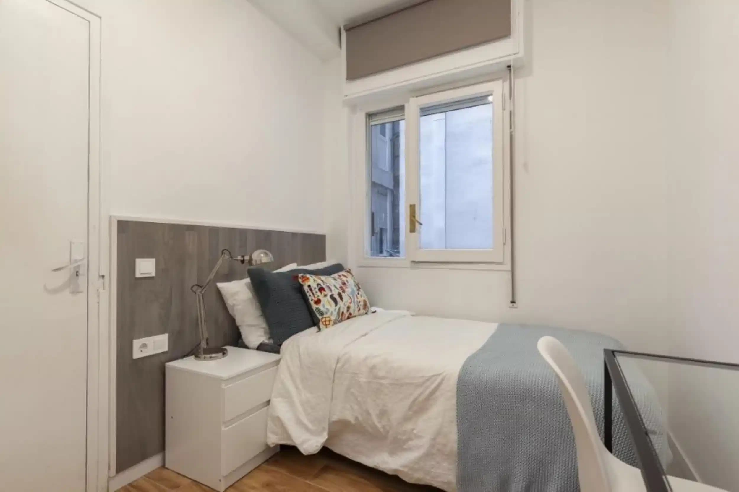 #13380: Room in 5 Bedroom 2 Bathroom (Carrer De Balmes) - Bedroom