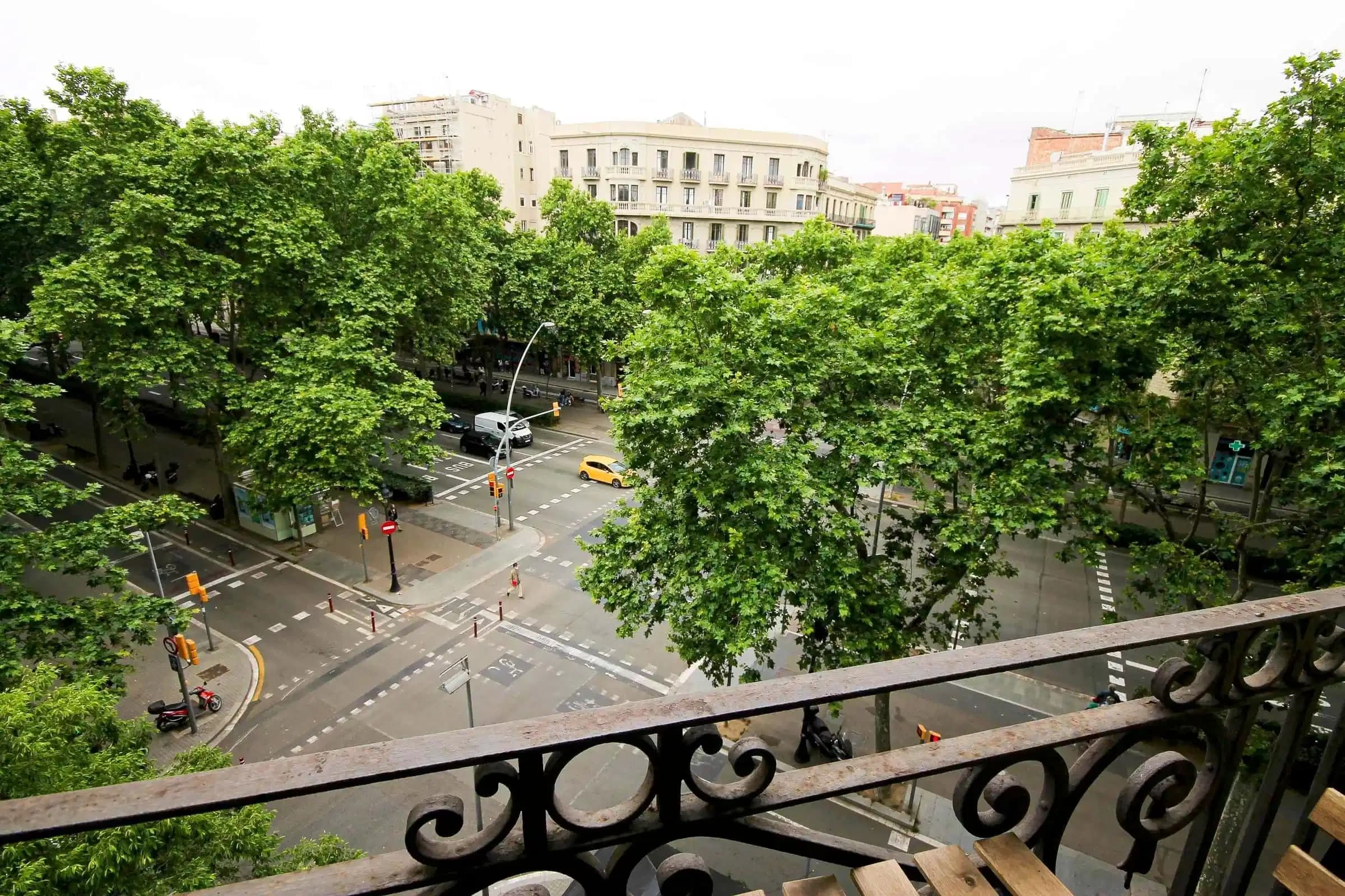 #128673: Room in a 9 Bedroom 1 Bathroom (Gran Via De Les Corts Catalanes) - Exterior