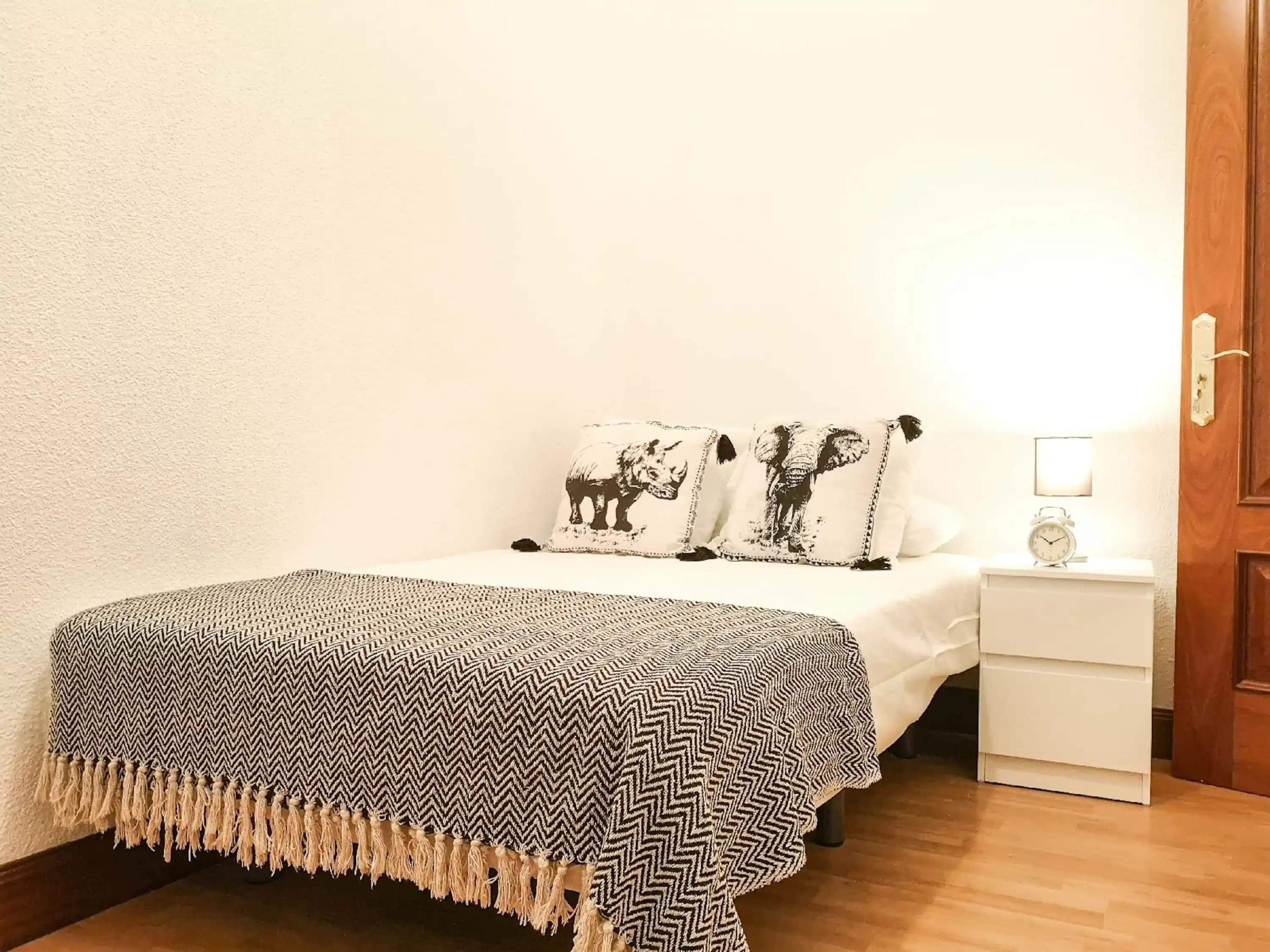 #119139: Room in 6 Bedroom 3 Bathroom (Calle De José Ortega Y Gasset) - Bedroom