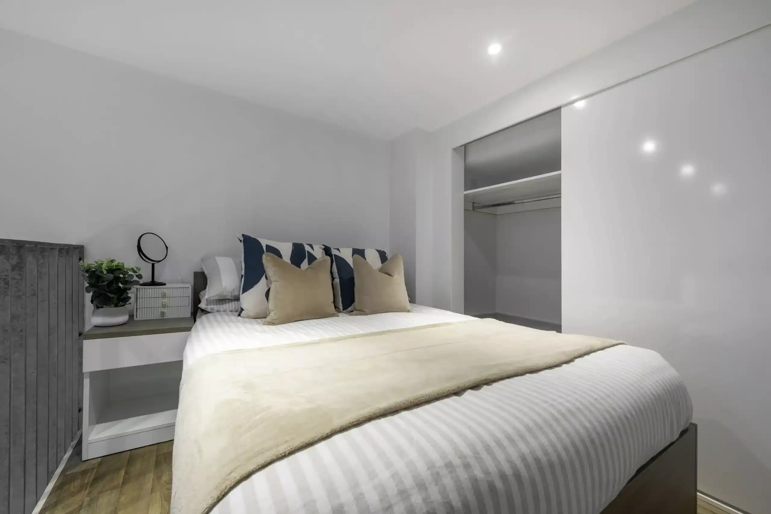 Mezzanine Studio - Bedroom